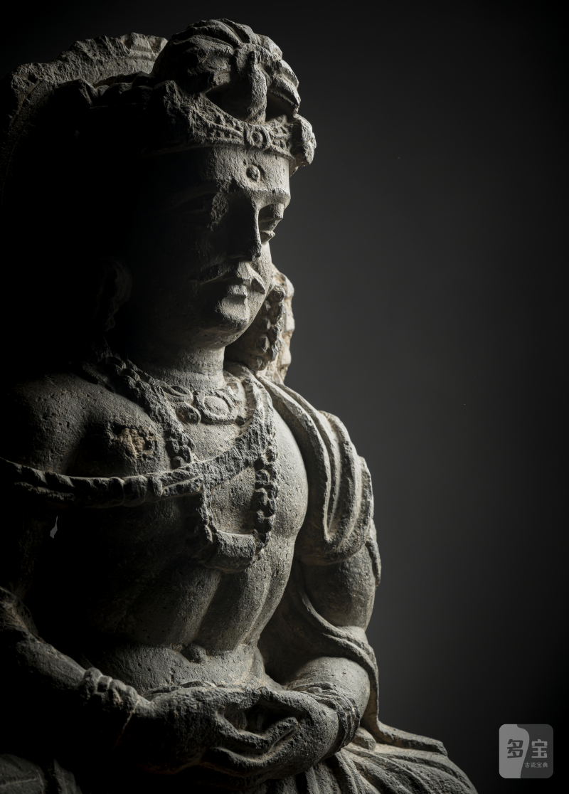A GREY SCHIST STONE FIGURE OF A BODHISATTVA - 图4